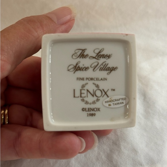 Lenox Spice Village PAPRIKA Fine Porcelain House Container Vintage 1989 Jar - Picture 3 of 3